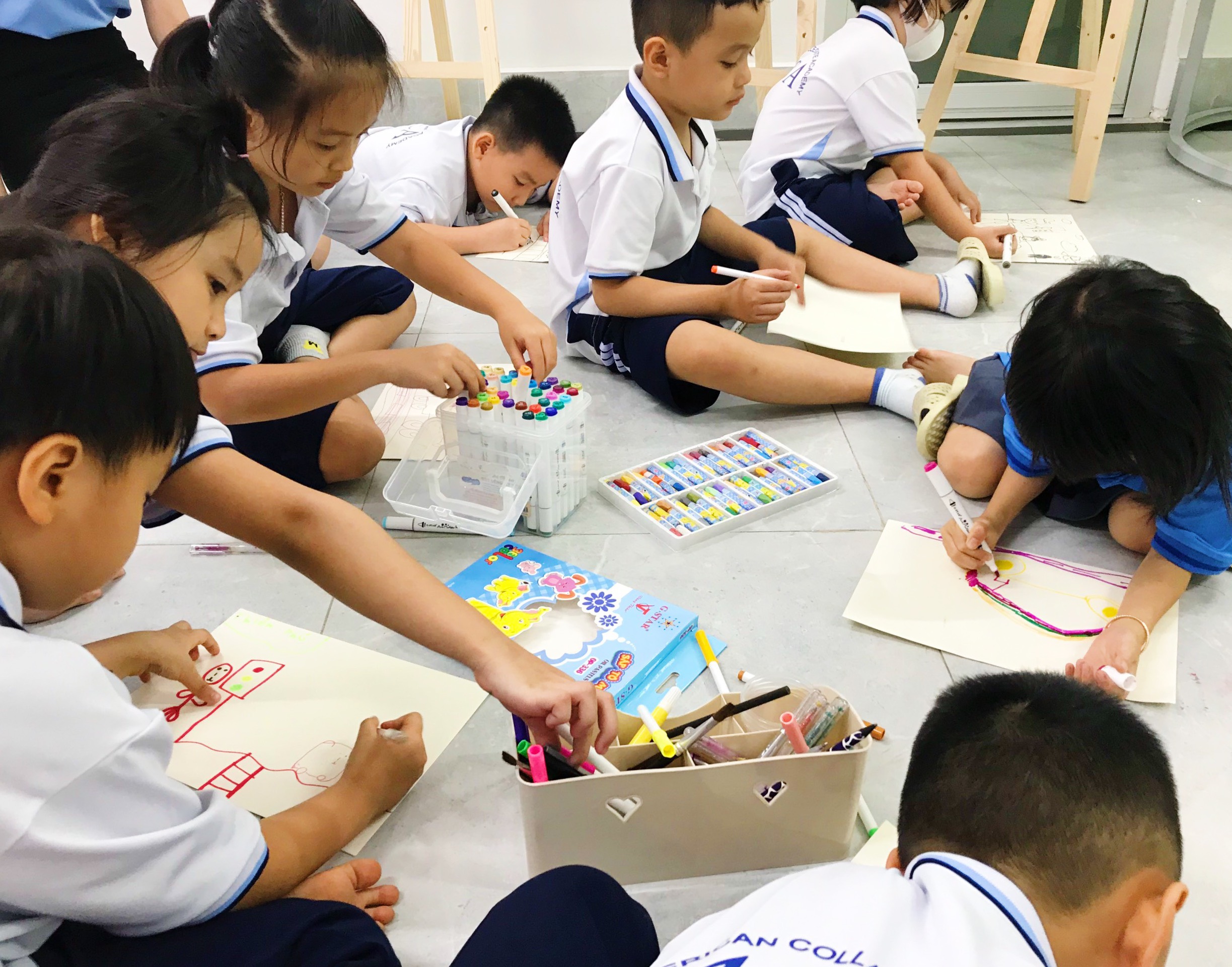 cac em tham gia hoat dong ve tranh ve chu de atgt acaschool