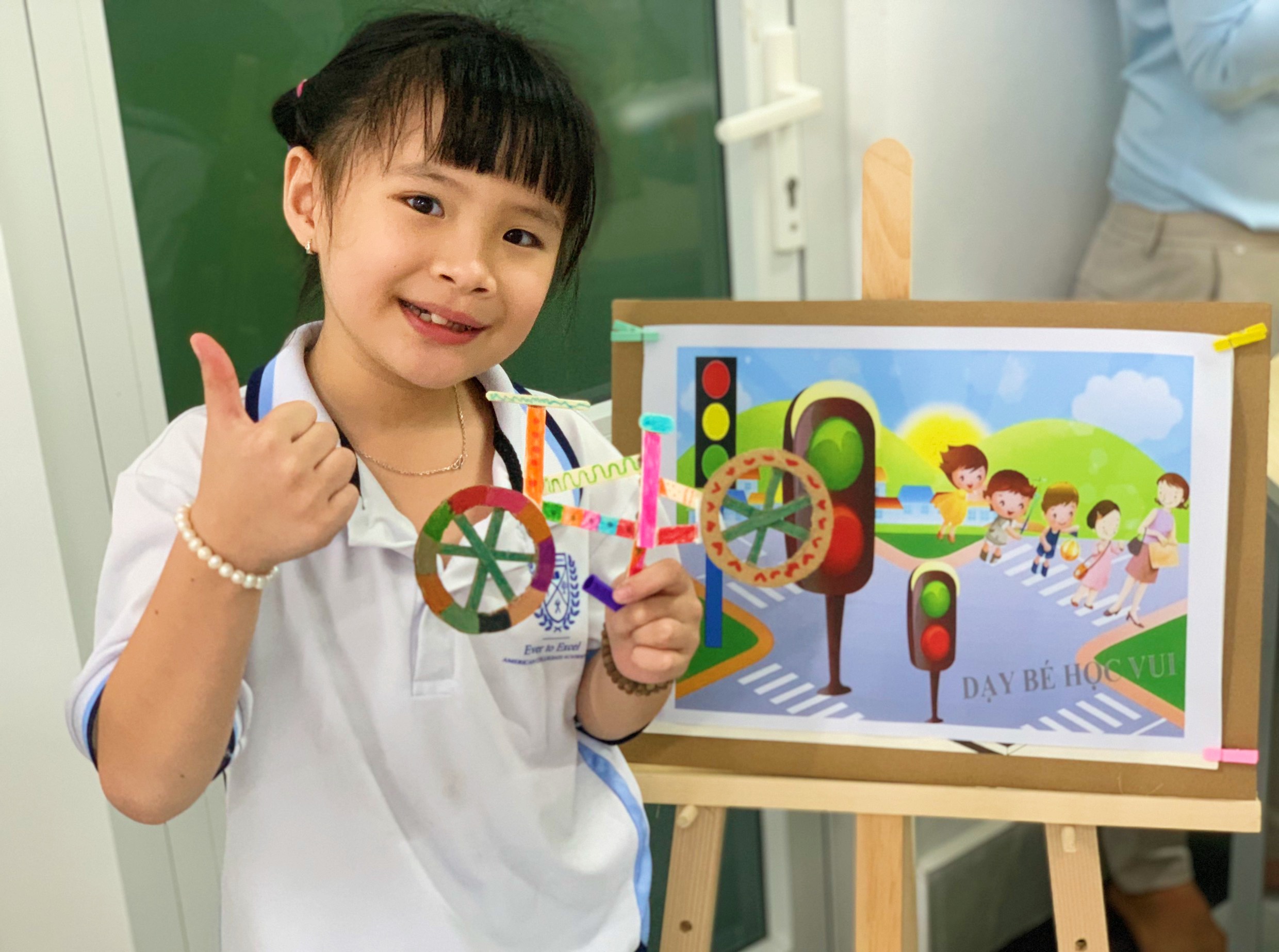 cuoi chuong trinh cac be duoc nhan nhung phan qua vo cung y nghia