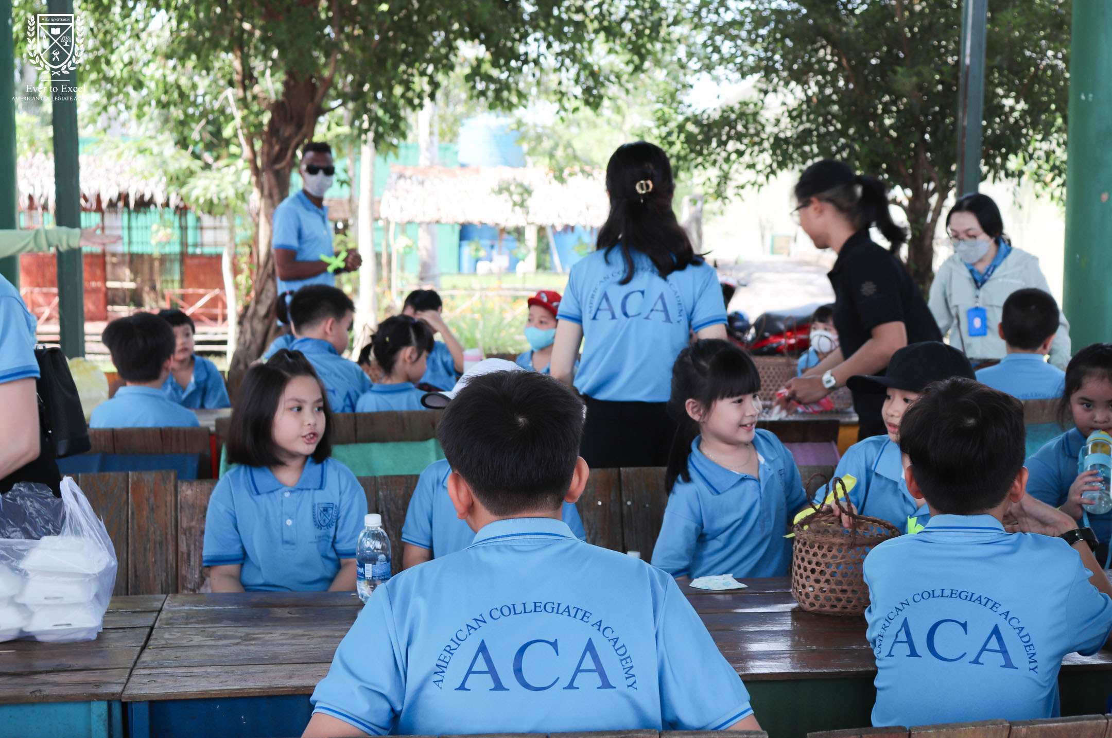 cac em hoc sinh hao huc chuan bi tham gia buoi trai nghiem